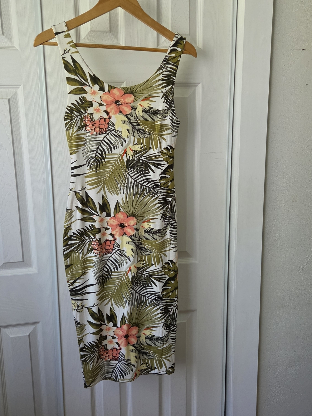 Popular Basics White Tropical Floral Tank Midi Dress with Coral Flowers,size M